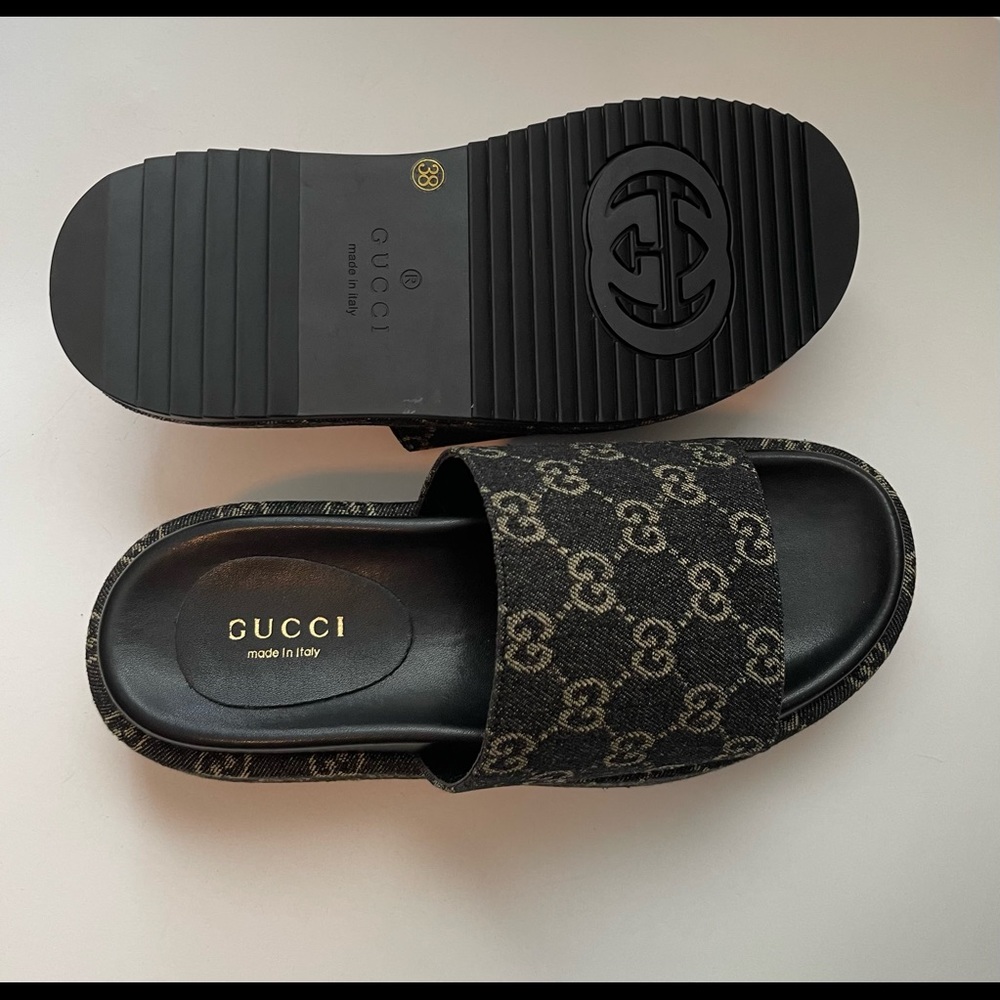Logo Gucci platform slides